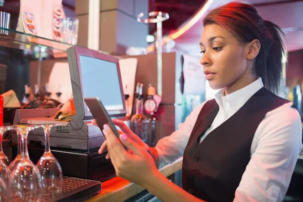 Barmaid bonita usando touchscreen até — Fotografia de Stock