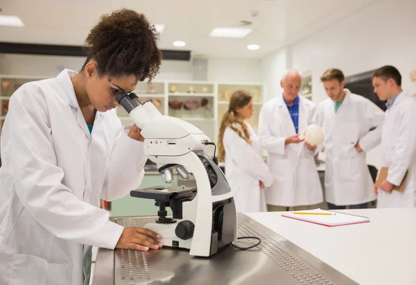 Estudiante de medicina feliz trabajando con microscopio — Foto de Stock