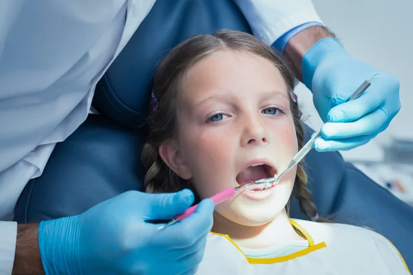 Primer plano de la chica que tiene sus dientes examinados — Foto de Stock