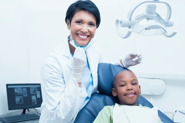 Portrait of smiling female dentist examining boys teeth — Stock Photo, Image