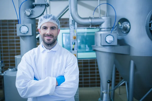 Tecnico alimentare sorridente alla fotocamera — Foto Stock