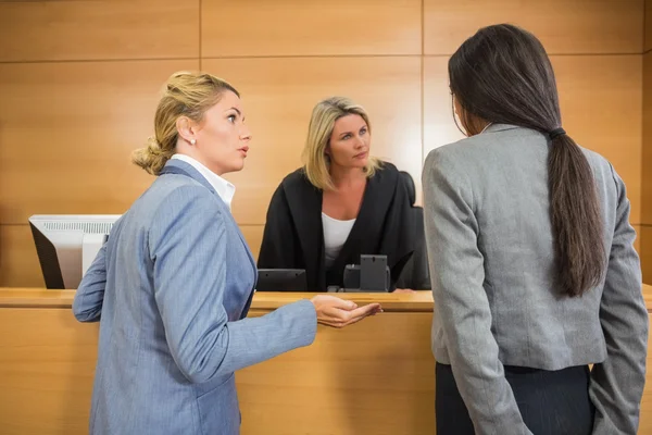 Anwälte im Gespräch mit dem Richter — Stockfoto