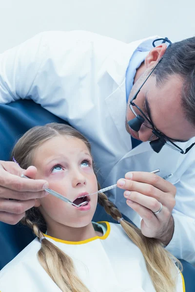 Dentista masculino examinando dentes meninas — Fotografia de Stock