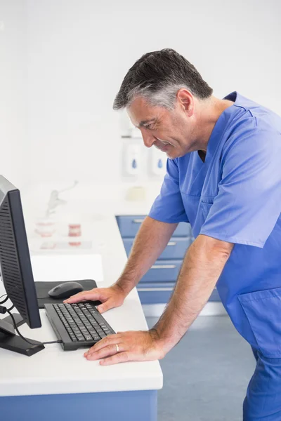 Dentista concentrato sul monitor del computer — Foto Stock