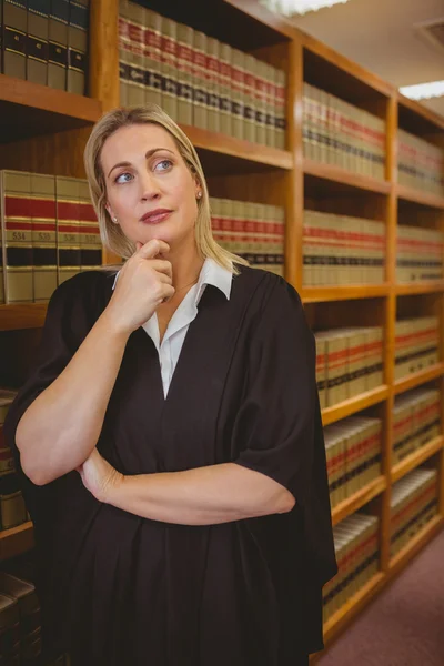 Серйозний адвокат думає з рукою на підборідді — стокове фото