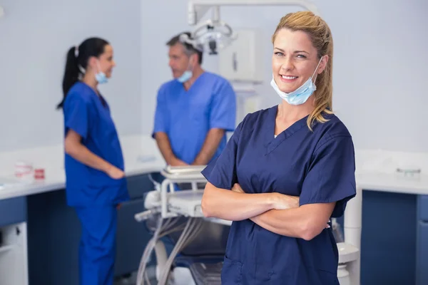 Enfermera sonriente con los brazos cruzados — Foto de Stock