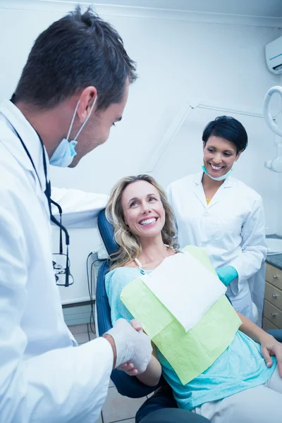 Dentista com assistente apertando as mãos — Fotografia de Stock