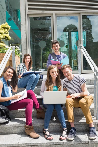 Studenti seduti su gradini a studiare — Foto Stock