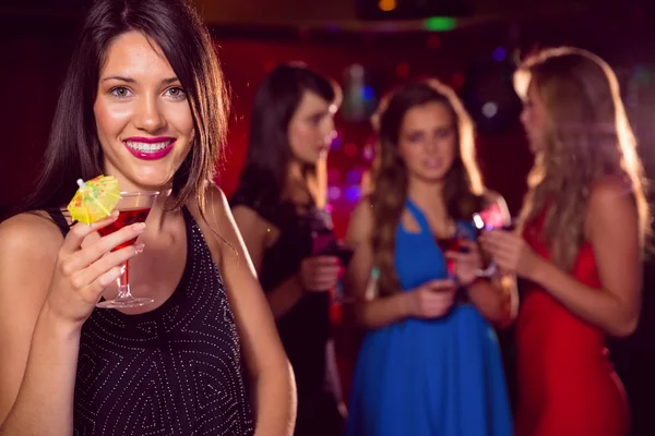 Pretty brunette drinking a cocktail — Stock Photo, Image