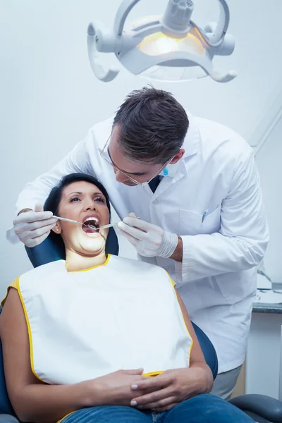 Dentiste masculin examinant les dents des femmes — Photo