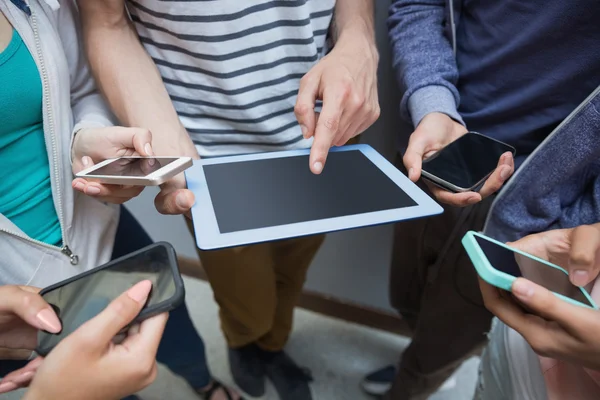 Studenci przy użyciu komputera typu tablet i smartfonów — Zdjęcie stockowe