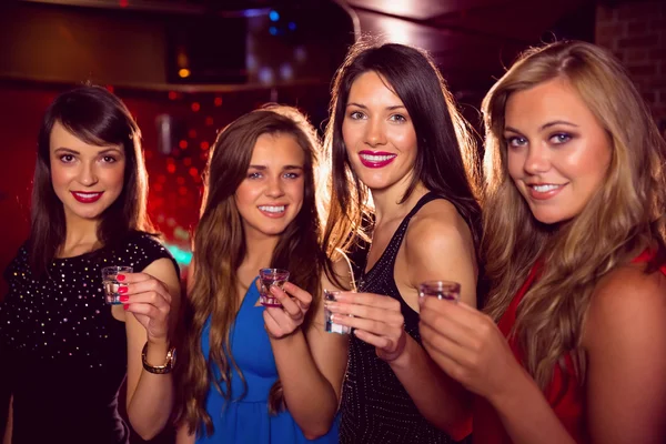 Bonitos amigos bebiendo tragos juntos — Foto de Stock