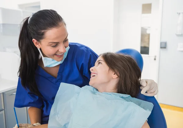 Zubař s úsměvem mladý pacient — Stock fotografie