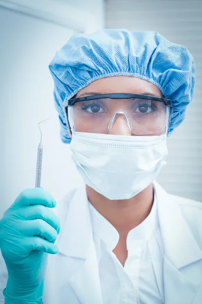 Odontoiatra con maschera chirurgica e occhiali di sicurezza — Foto Stock