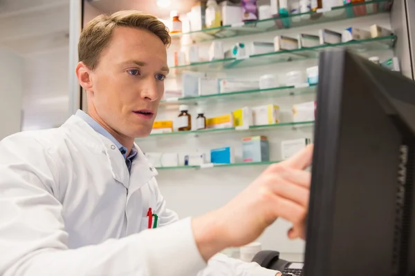 Farmacêutico focalizado que utiliza o computador — Fotografia de Stock