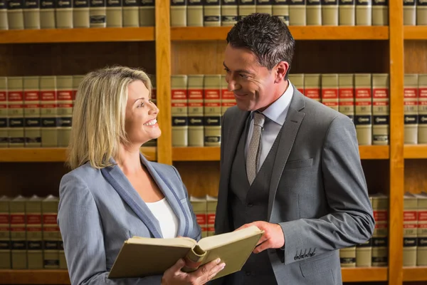 Advocaten lezen boek in de law library — Stockfoto