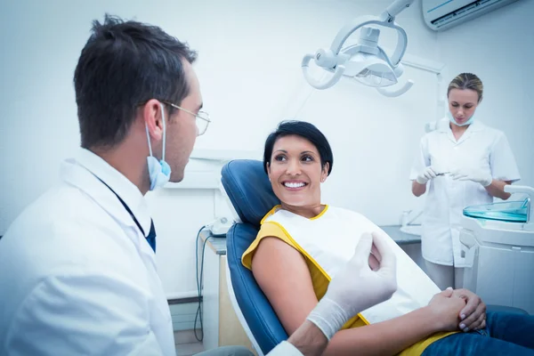 Dentista y asistente con paciente — Foto de Stock