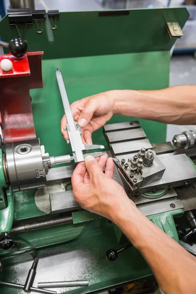 Engineering student using heavy machinery — Stock Photo, Image