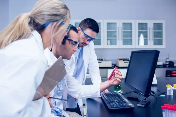 Estudantes de ciências que trabalham juntos no laboratório — Fotografia de Stock