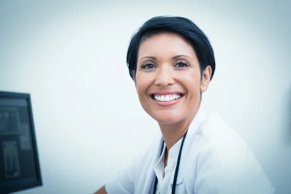 Sorridente dentista femminile — Foto Stock