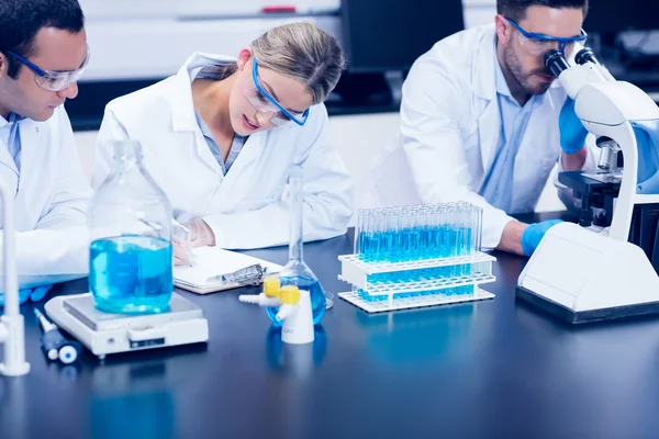 Estudantes de ciências que trabalham juntos no laboratório — Fotografia de Stock