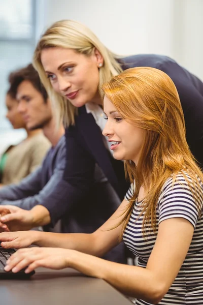 Insegnante sorridente che spiega qualcosa allo studente — Foto Stock