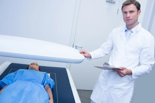 Médico procedendo a uma radiografia em um paciente — Fotografia de Stock