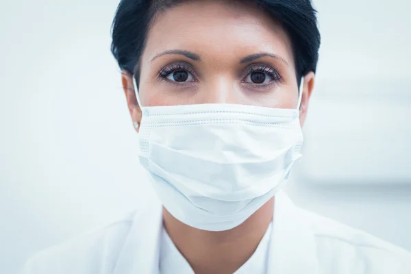 여성 치과 입고 수술 용 마스크 — 스톡 사진
