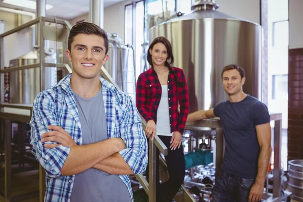 Casual gelukkig stijlvolle team samen op de camera glimlachen — Stockfoto