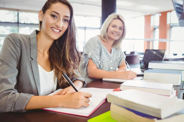 Sorridente matura studentesse — Foto Stock