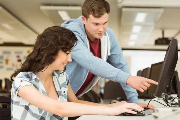 Klasskamrater arbetar tillsammans i datasalen — Stockfoto