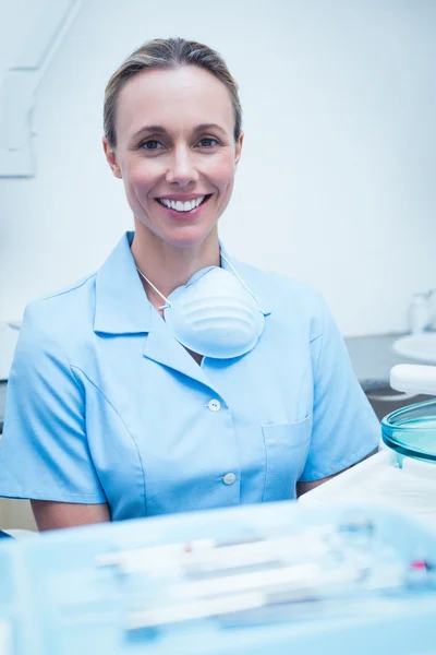 웃는 여자 치과 의사의 초상화 — 스톡 사진