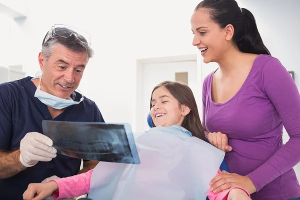 Dentista pediátrico explicando para paciente jovem — Fotografia de Stock