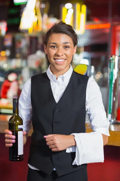 Krásná barmanka na kameru — Stock fotografie