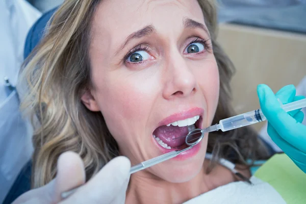 Primer plano de la mujer que tiene sus dientes examinados —  Fotos de Stock
