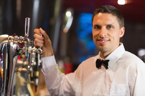 Bonito barman sorrindo para a câmera — Fotografia de Stock