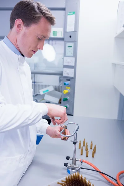 Un biochimiste concentré scelle un flacon — Photo
