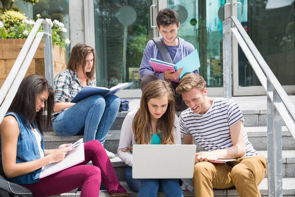 Studenten zittend op stappen bestuderen — Stockfoto