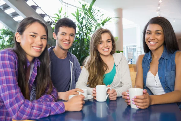 Unga studenter har kaffe tillsammans — Stockfoto