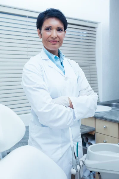 Retrato de dentista feminino sorridente — Fotografia de Stock