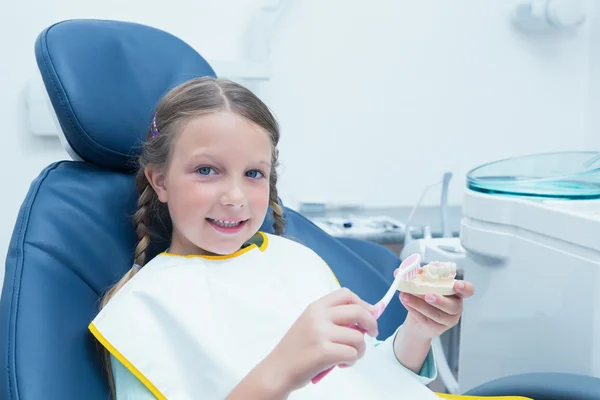 Malá holčička, učení, jak čistit zuby — Stock fotografie