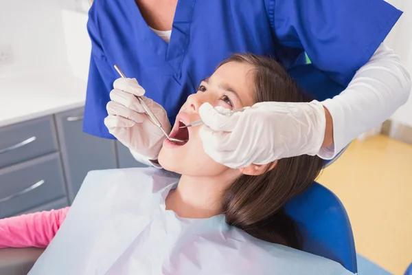 做一个害怕的年轻病人在检查的儿科牙医 — 图库照片