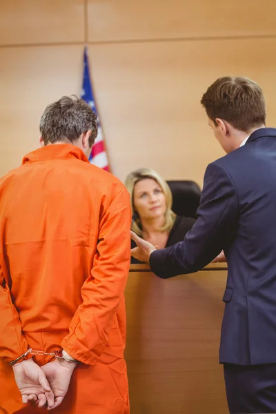 Lawyer and judge speaking next to the criminal in handcuffs — Stock Photo, Image