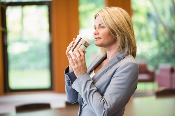 Femme d'affaires blonde prenant un café — Photo