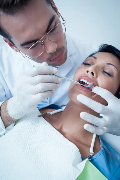 Dentista masculino examinando os dentes das mulheres — Fotografia de Stock