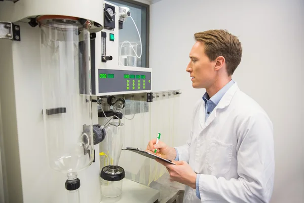 Pharmacien utilisant des machines pour fabriquer des médicaments — Photo