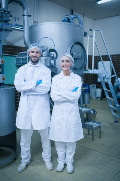 Techniciens alimentaires souriant à la caméra — Photo