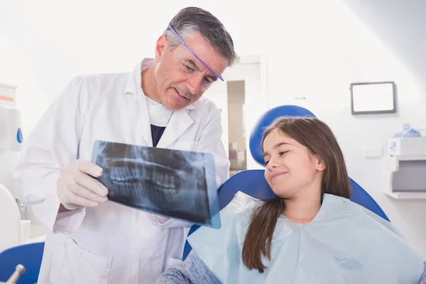 向年轻的病人解释 x 射线的儿科牙医 — 图库照片