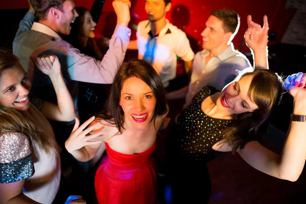 Felices amigos bailando y sonriendo — Foto de Stock