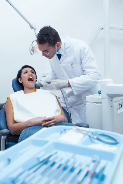 Mężczyzna dentysta bada womans zębów — Zdjęcie stockowe